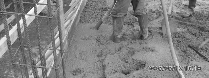 )A betonozás során a beton szakszerű tömörítését biztosítani kell, javasolt a