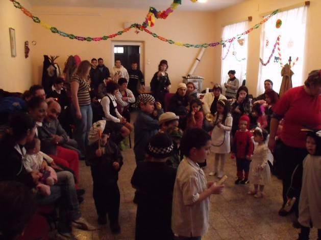 Természetesen mindenki maga döntheti el, hogy részt kíván- e venni a rendezvényeken. Az eddigi tapasztalat azt bizonyítja, hogy a roma származású emberek nehezen nyitnak a világ felé.