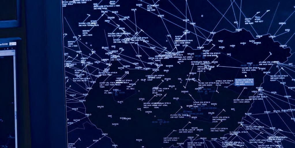 EGY LÉPÉSSEL A JÖVŐ ELŐTT A rohamosan növekvő légi forgalom és az Egységes Európai Égbolt program szigorú előírásai komoly kihívások elé állítják a magyar légi navigációs szolgálatot.