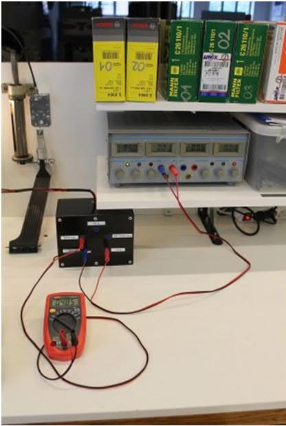 Légmennyiségmérő tápfeszültség ( +5V ; ground ) és kimenő jel ( U AFM,out ) csatlakozó doboz A légmennyiségmérőt előzetesen egy
