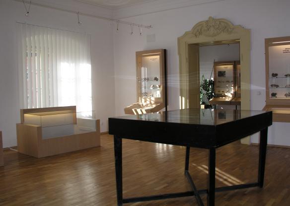 D/ Energetické suroviny Samostatná miestnosť je venovaná loţiskovým typom banskobanskoštiavnicko hodrušského rudného rajónu. Siderit, Niţná Slaná. Foto: L.
