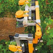 LOMBBEFŰZŐ (DRÓTEMELŐ) A gép emberi kéz érintése nélkül teszi lehetővé a hajtás befűzését. A szőlőtermesztőnek csupán a hajtástartó drótot kell leengednie oly módon, hogy az a végoszloptól kb.