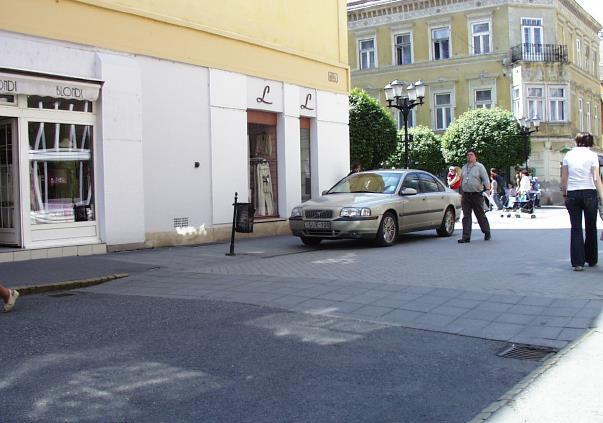 o horizontális elterelők, mint a kanyarok beépítése, o vertikális eltérítések megemelt kereszteződésekkel és átkelőkkel, o körforgalmak, forgalmi terelések, lassítók. [2.