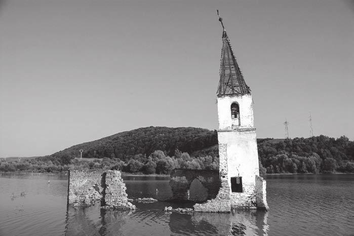 hatalom és erőszak nem végzett el, elintézte a korszellem. Mi magunk mondtunk le erős identitásunkról, határozottan körbeírható értékeinkről.