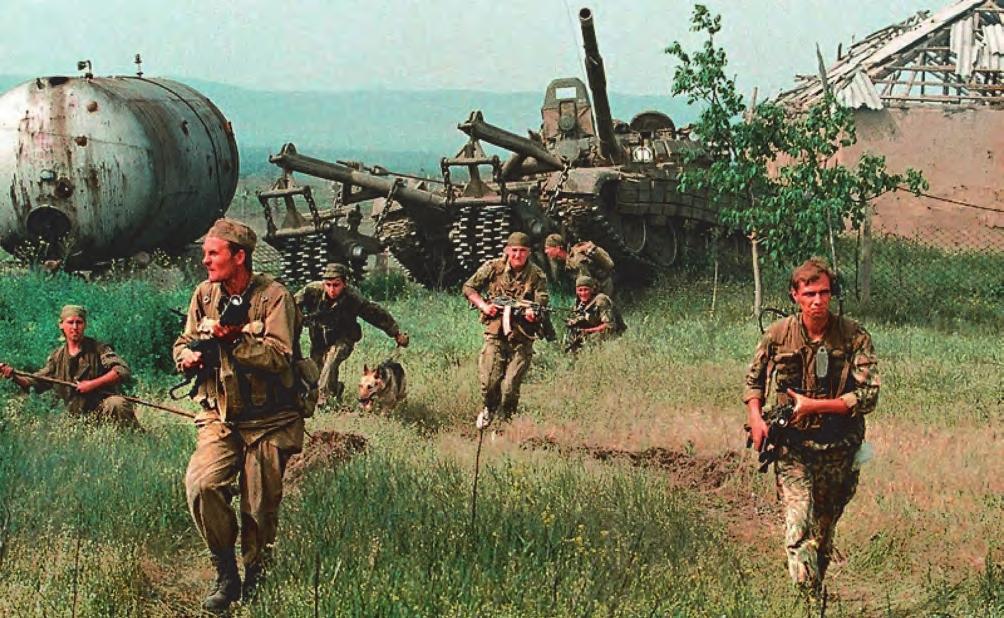 Tanulmányok 23. ábra. Szovjet T 72-es harckocsi halad egy földúton egy Groznij környéki égő kistelepülés térségében.