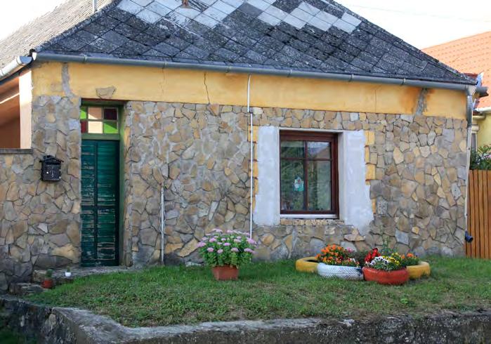 A jól megválasztott burkolat nem csak a hangulatot, hanem az épület védelmét is szolgálja. Porván több helyütt fellelhető a népi építészetre jellemző díszített oromzat.