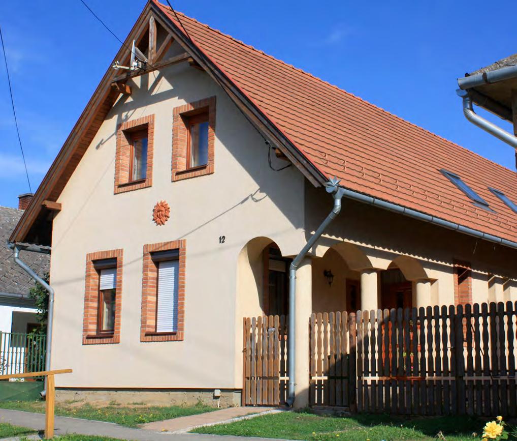 34 Jó példák, épületek, épített részletek Az újabb építésű, nagyobb méretű épületek utcaképbe való illesztésére is találhatunk jó példát Porván.