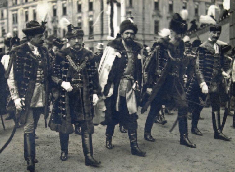 1916. november 23-án Károly utasítást adott a koronázás mielőbbi megszervezésére. A magyar közvélemény ezt a lépést teljes egyetértéssel fogadta, míg az osztrákok elutasították.