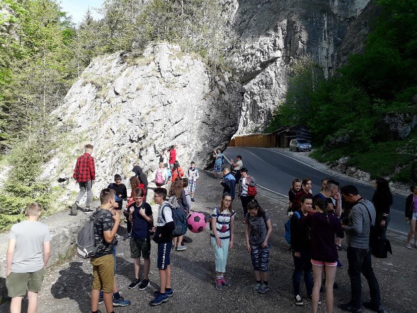elénk. A Nagyhagymás Nemzeti Park gyöngyszemét barlangok tarkítják, csobogó patak övezi.