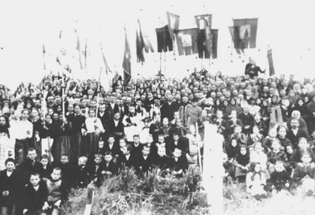 Aszondja, hogy a jegyzınk megszökött az éjjel, nem megyünk. Én itt vagyok aszongya magukkal. Egy fehér rózsa ki volt tőzve a mejire.