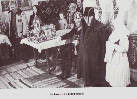 Áldást, békességet kívánunk, a közel levı új évben... Ámen. (A gazda és a gazdaasszonnyal kezet fog, és lassan indulnak kifelé.