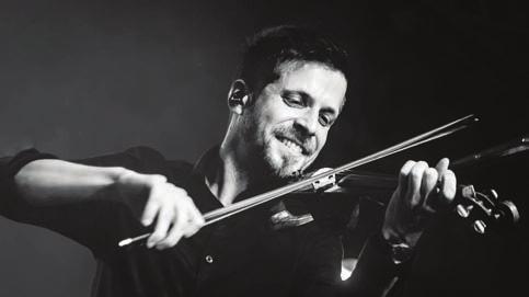 SZEPTEMBER 14. (PÉNTEK) 22:00 SZABÓ BALÁZS BANDÁJA BÉLA KIRÁLY TÉRI SZÍNPAD Szabó Balázs dalszerző-énekes, multiinstrumentalista zenész, bábszínész és mesemondó.