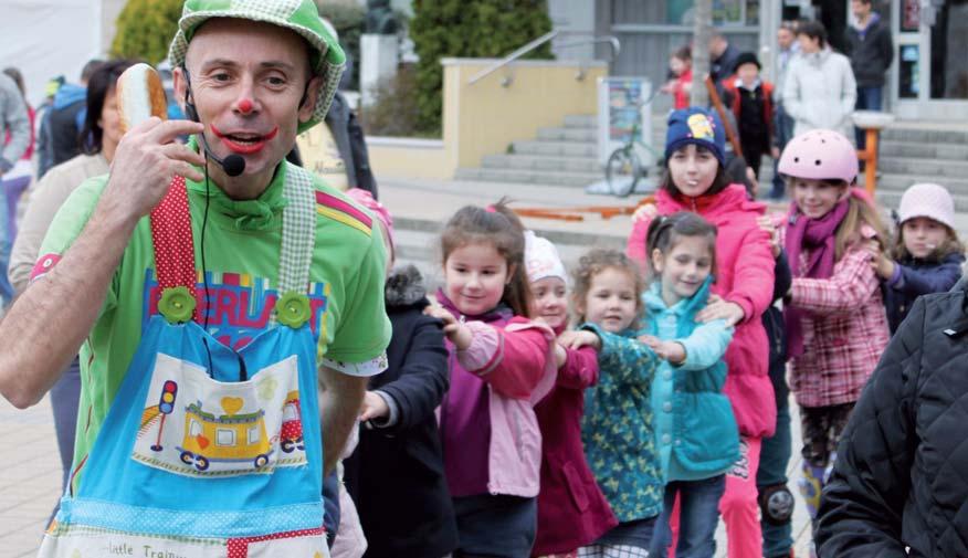 A gyerkőcöket állatsimogató, ügyességi játékpark, közös tojásfestés, kézműves-foglalkozások, mesterségbemutatók, játszóház, koncertek és néptáncbemutatók várják három napon át.