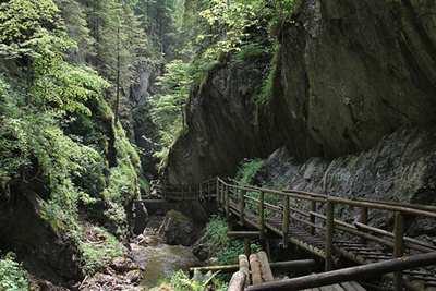 Wilde Wasser Weg Vadvizi vándor túraútvonal Schladmingtól délre található Rohrmoos untertal, innen indul egy kiránduló útszakasz a Wilde Wasser Wanderweg felé.