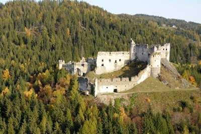 burg-finstergruen.at/ Mariahof várrom Az eredetileg a XII. században épült vár romjai a tengerszint felett 1180 méter magasan emelkednek a Mura völgye fölé.