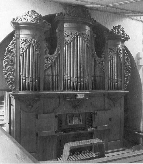 ) Kisebb, 10-20 regiszteres hangszereken a pedál elveszti önállóságát, alt és tenor Cantus Firmusra alkalmatlan lesz. (Pl. Gottfried Silbermann kisebb orgonáinál.) DREZDA, KAT. HOFKIRCHE.