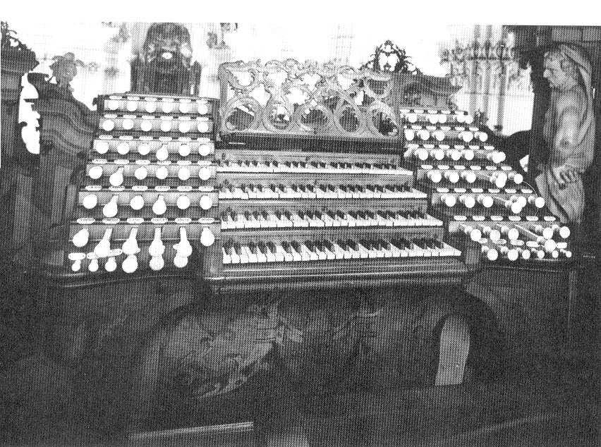:C-d 1 Koraromantikus orgona. (87-88. ábra) A koraromantikus orgona tipikus példája.