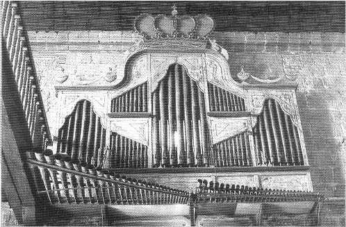 (mixtura) Cimbala 3 sor Trompeta bastarda belsı 8 Clarin külsı 8 D Chirimia külsı 4 B 90. ábra Granada, Cathedral I. man. B: Cadareta interior de ecos (redınymő) C-c 3, 49 hang.