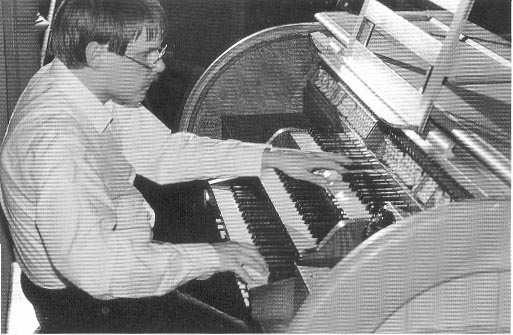 Mixtur 3 f. Trompete 8 Bordun 16 Principál 8 Rohrflöte 8 Salicional 8 Quintatön 8 Soloflöte 8 Praestant 4 Traversflöte 4 (1930: Quinte 1 1 / 3 Piccolo 2 Mixtur 4 f. Cor anglais 8 Liebl.