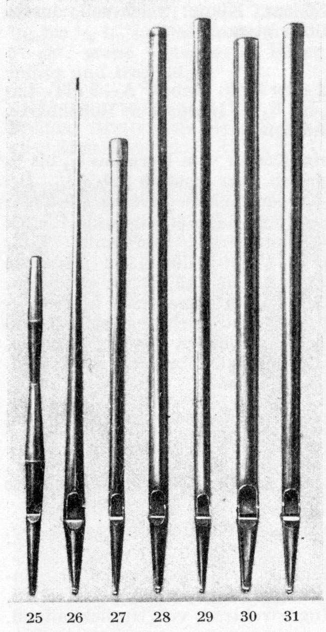16 II. FEJEZET: A sípok Csúcsos Gamba; 20. Strichflöte, Vesszıfuvola; 21. Ajak-Dulcián; 22. Dulciánflöte; 23. Fuvola; 24. Seraphon (kettısajkú). 12. ábra: Átfúvó nyitott és fedett ajaksípok 25.