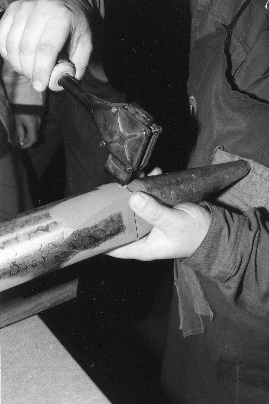 II. FEJEZET: A sípok 37 rá a lemezt. (24. ábra.) Néhány orgonaépítı mőhelyben lemezhajlító gépekkel is találkozhatunk.