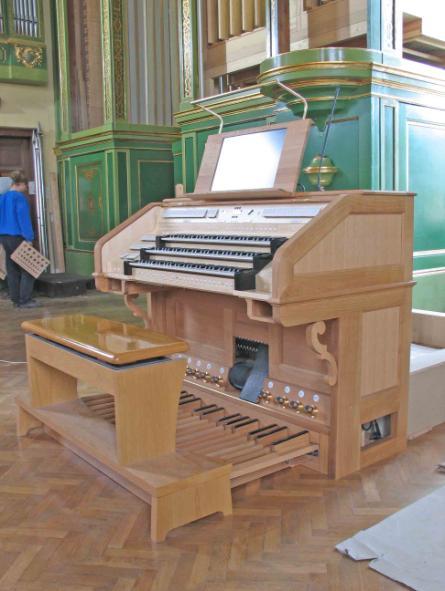 2011-2012) a legmodernebb elektronikával és digitális kottatartóval felszerelve, a kántori munkához integrált segítőkkel. 10.000 setzer kombináció; USB-n 100 10.000 kombináció tárolható.