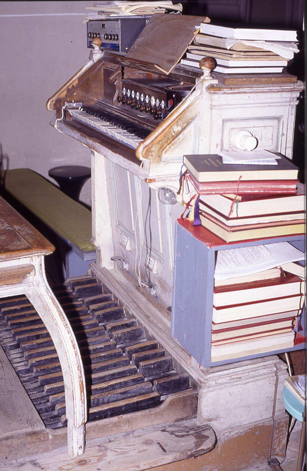 VI. FEJEZET: ORGONAKARBANTARTÁS 87 TEGYÜK ESZTÉTIKAILAG (SEM) TÖNKRE - HISZEN ISTENNEK KÉSZÜLT! Sokszor csak igen költséges restaurálással hozható helyre az így okozott kár! (64. ábra) 64.