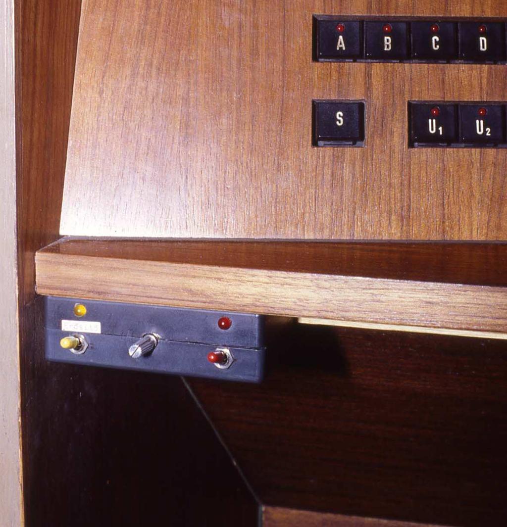 VI. FEJEZET: ORGONAKARBANTARTÁS 89 67. ábra: erısítı és microphone kapcsolók utólagos felszerelése. 6.1.1.7. Egyéb eszközök Tükör: segédberendezés, hogy a kántor a liturgikus teret lássa.