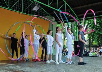 mája sa v pestrom kultúrnom programe predstavili deti materských a základných škôl, ako aj tanečníci z Tanečnej školy F Dance.