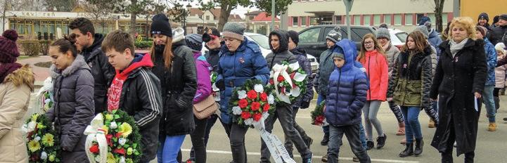 Majd a kultúrház előtt a helyi fúvószenekar tagjai fogadták az ünneplő közönséget, ahol folytatódott a megemlékezés. Ünnepi beszédet Gőgh Ferenc mérnök, községünk polgármestere mondott.