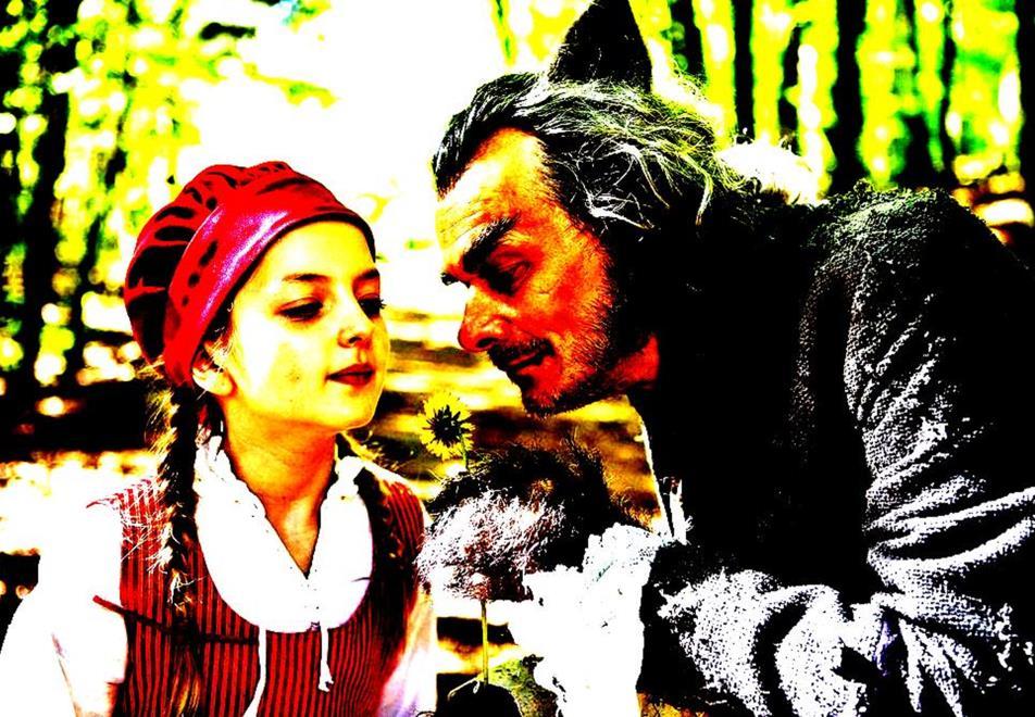 Vasutasok Szakszervezete Területi Képviselet Záhony HUMORSAROK FARKALÓ FARKAS Piroska megy az erdőben. Hirtelen előugrik a farkas, és magáévá teszi.