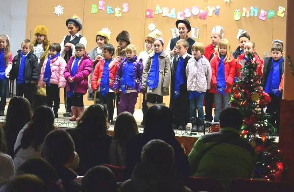 Ünnepeljük a szeretetet és millióan várjuk az éjszakát, a csendes éjt, a szentséges éjt.
