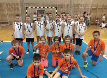a) Az irodalmi pályázaton: Oklevelet kapott: Matolcsi Boróka (4.a) Tobak Imola (4.b). KOSÁRPALÁNTA JAMBOREE A rendezvény 2018.