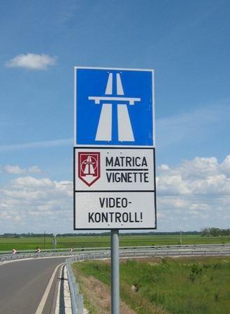 pedig 206, egy évre pedig 720 eurót kell fizetni, a legfeljebb négy tengellyel rendelkező járművek esetén pedig 11, 55, 121, 345, illetve 1210 euróba kerül a matrica.