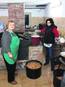 Kezdés előtt kicsit elvonultunk, közösen imádkoztunk, illetve kértük a jó Isten segítségét munkánkra, a résztvevők felhőtlen szórakozására, valamint arra, hogy mindenki részére csak jobb évet hozzon