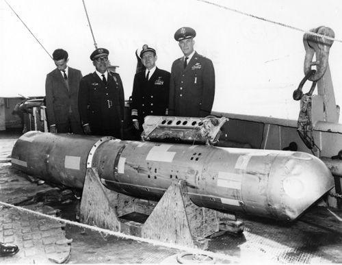 1966: B-52 ütközik az üzemanyag-szállítóval Palomaresnél 2 kémiai robbanás (1400 t talajcsere), 1 ép, 1 a