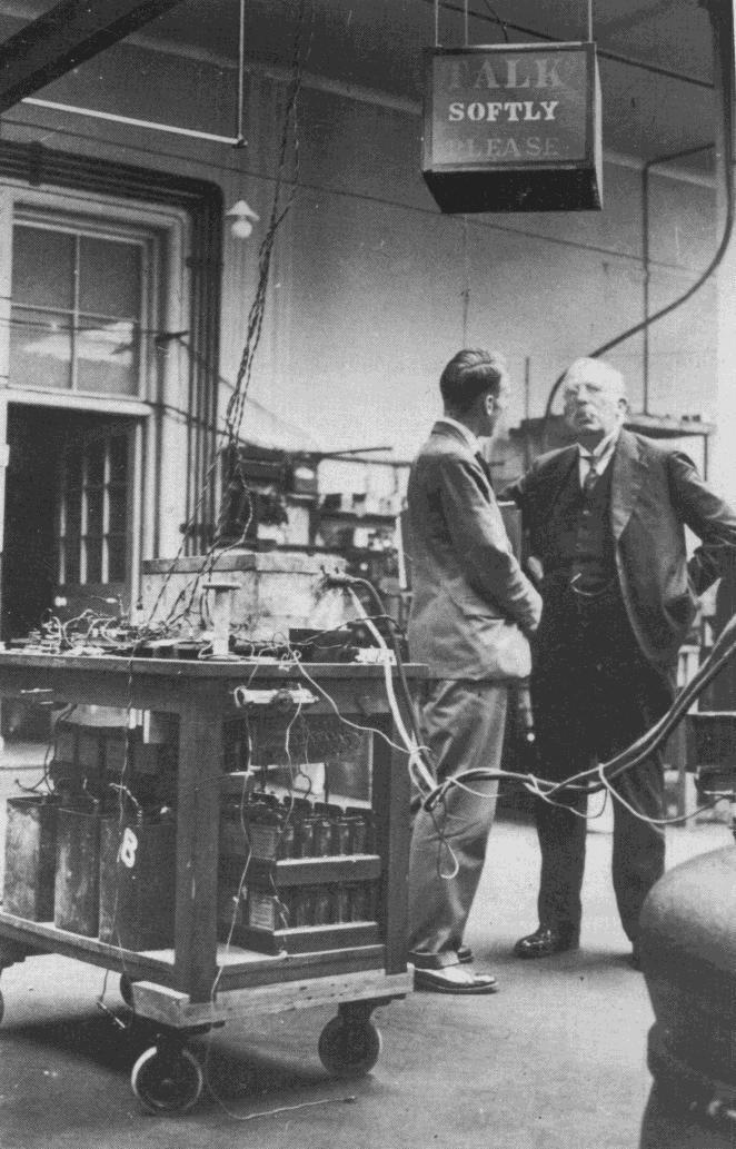 Ernest Rutherford (1871-1937) felfedezi az