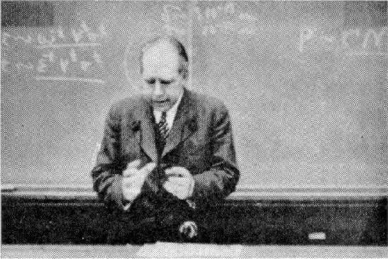 Rutherford igazolja a tömegenergia ekvivalenciát (E = mc 2 )