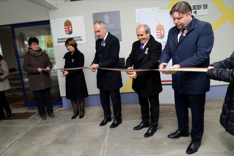 megye számos pontján. Ezen elkötelezettséget tovább erősítve a Somogy Megyei Kormányhivatal épületeiben 2018.