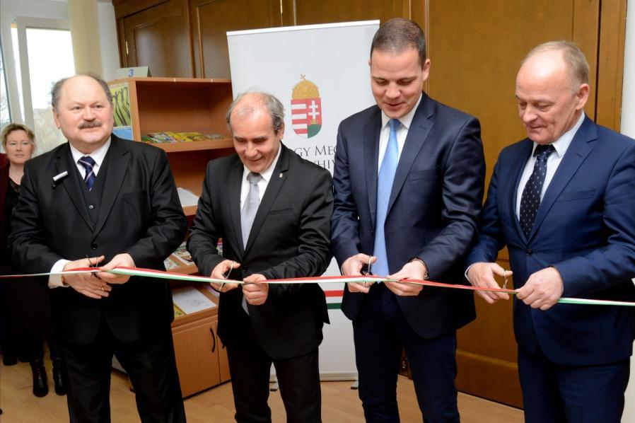 épülete. Siófokon köszöntő beszédet mondott Witzmann Mihály országgyűlési képviselő, Dr.