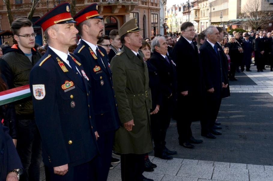 Süveges Zsuzsanna a Kaposvári Járási Hivatal vezetője, majd a Kossuth szobornál dr.