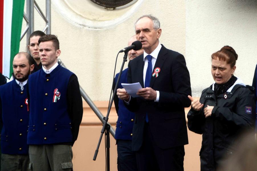 Megemlékezés A program a Széchenyi téren kezdődött gróf Széchenyi István szobránál, majd a Petőfi téren került sor a megemlékezéssel összekötött