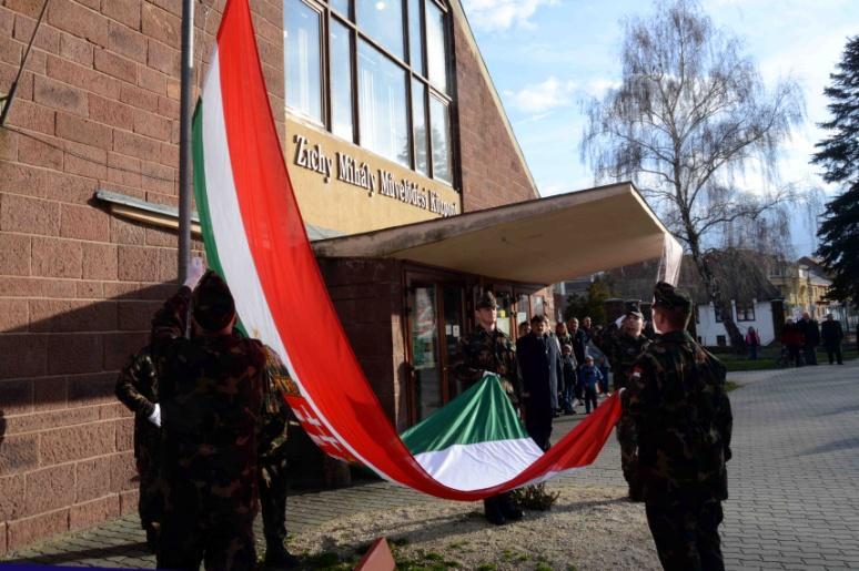 A város vezetői, pártok és civil szervezetek képviselői koszorút helyeztek el a város Fő terén, amelyet zászlófelvonás követett.