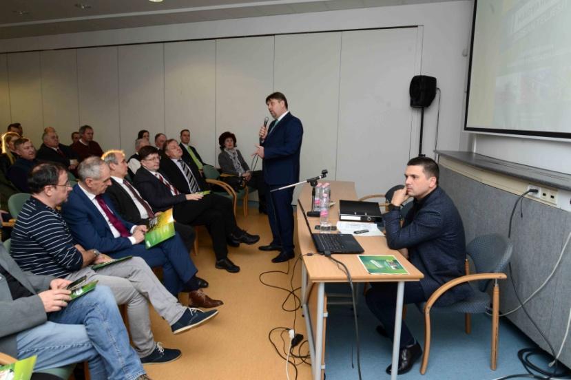 Gazdafórum Előadás a dinamikusan fejlődő agráriumról Gazdafórumot rendeztek Kaposváron, amelyen előadást tartott dr. Bitay Márton Örs állami földekért felelős államtitkár.