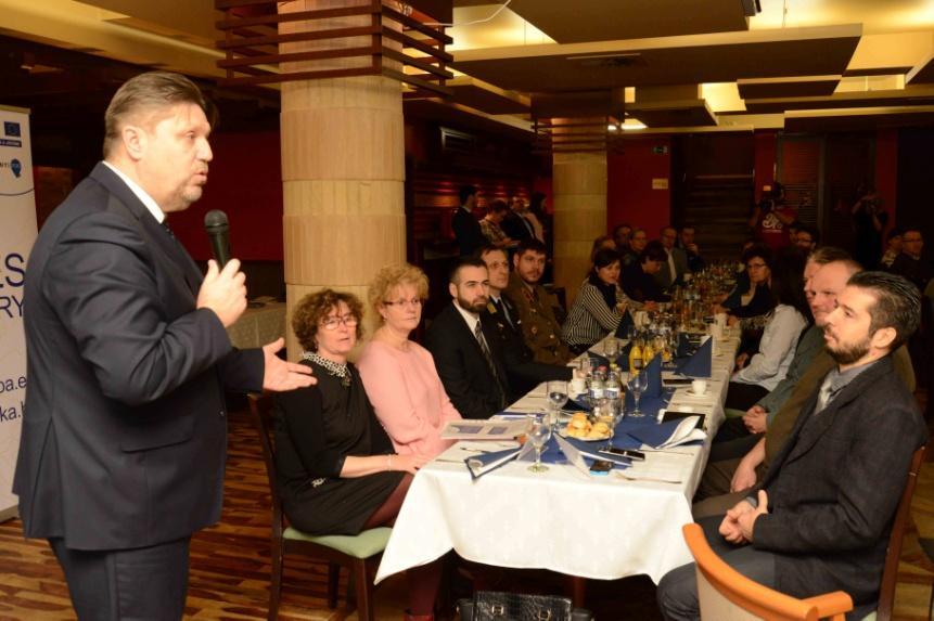 Közélet A kormánymegbízott és a képviselő köszöntőjét követően előadást tartott Simonné Hornyák Valéria a Somogy Megyei Kormányhivatal Foglalkoztatási Főosztályának vezetője a Somogy megyei