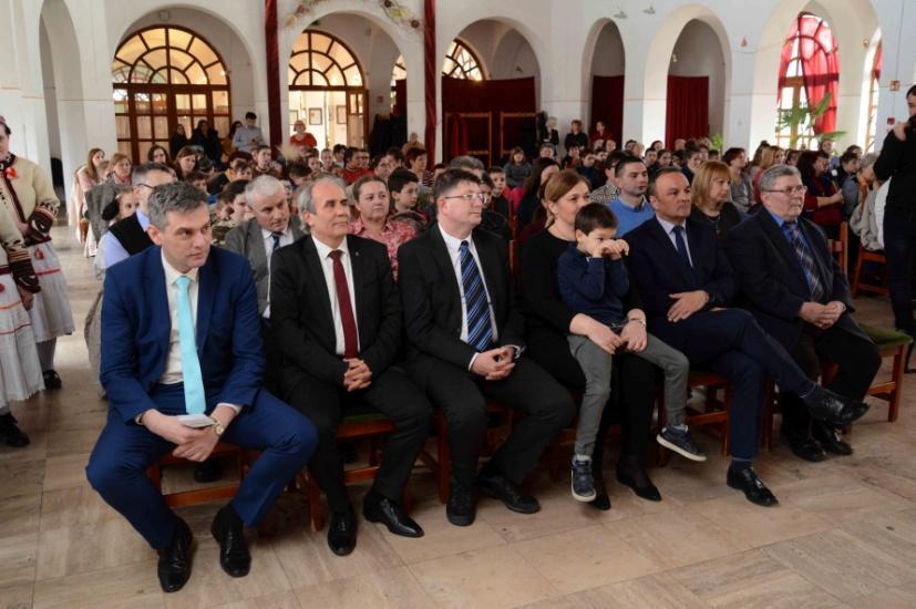 Közélet Szívből jövő hímes tojás átadó ünnepség Csurgón A kormánymegbízott is részt vett Csurgón, a Csokonai Közösségi Házban és a város főterén