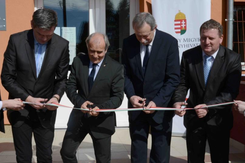 mutatják a megye számos pontján. Ezen elkötelezettséget tovább erősítve a Somogy Megyei Kormányhivatal épületeiben 2018.