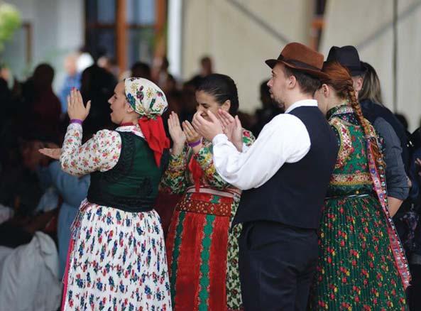 a hangulati hullám gyeplőjét. A mulatság másnapjára is érdemes lesz ellátogatni, ugyanis a Magyar Állami Népi Együttes is fellép Megidézett Kárpátok című műsorával.