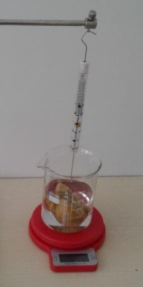 A levegőben fellépő felhajtóerőt tekintse elhanyagolhatónak a számolás során! - Jegyezze fel mind a három esetben (1. csak a kő; 2. mérőpohár + ismeretlen sűrűségű folyadék; 3.