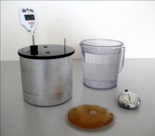 mérőhenger. A kísérleti eszközöket és anyagokat a fotó mutatja. A mérés leírása A mérőhenger segítségével töltsön a kaloriméterbe ismert mennyiségű szobahőmérsékletű vizet! (A víz tömege kb.